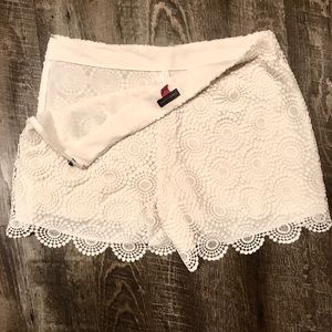 Vince Camuto Medallion Lace Shorts Size (10)